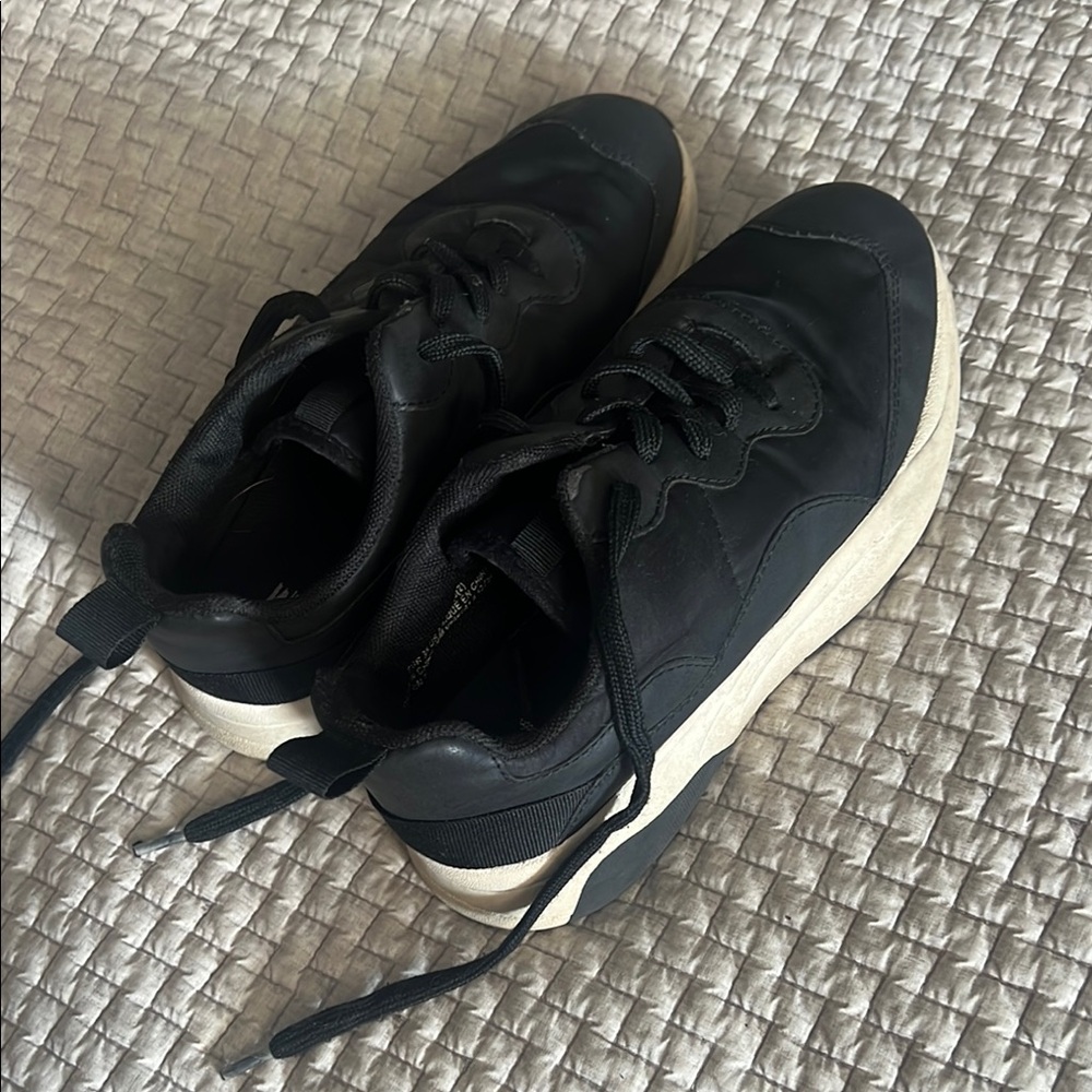 Kid’s H&M sneakers. Size 2.5